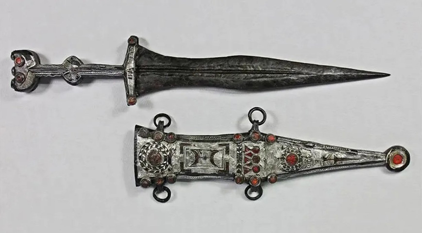 O artefato foi descoberto no túmulo de um soldado. Por isso, há uma teoria de que esta arma branca pode ter sido utilizada pelos romanos em uma batalha diante de uma tribo germânica, no primeiro século depois de Cristo