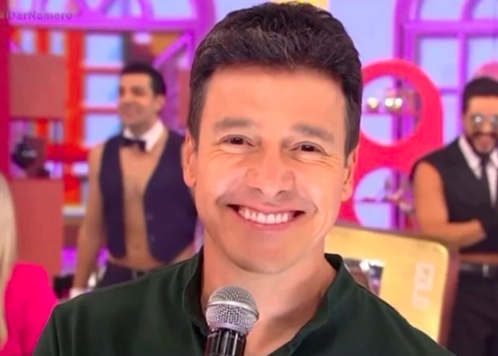 O apresentador afirmou que a decisão de não renovar o contrato foi em comum acordo com a emissora. No momento, Rodrigo espera novas proposta depois de ter acompanhado a recuperação de sua esposa Vera Viel, que teve um tumor na coxa esquerda
