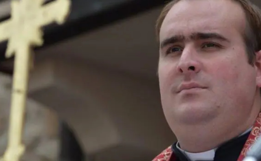 O padre italiano Felice Palamara denunciou em 2024 que escapou por pouco de um envenenamento ao celebrar uma missa em Cessaniti, na Itália. O FLIPAR mostrou e republica para quem não viu. 