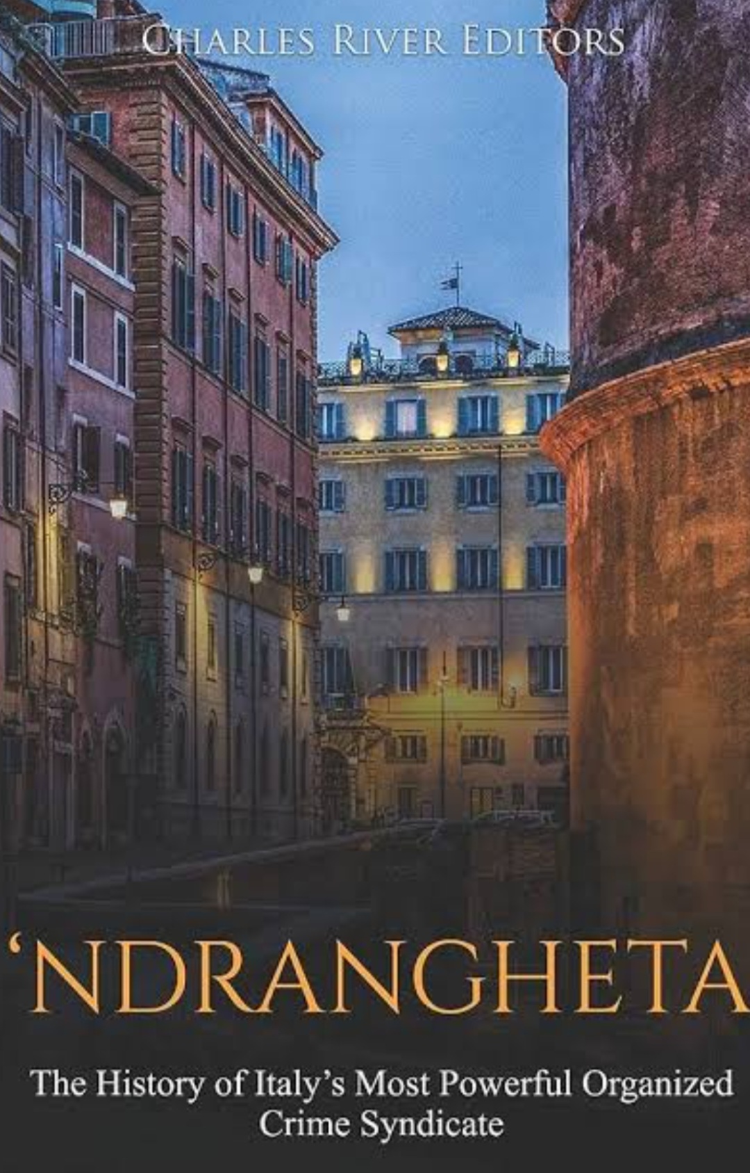 A Ndrangheta é uma facção criminosa italiana, ao estilo das máfias tradicionais, com pano de fundo de guerra por poder. É um grupo que atua na região da Calábria e que foi ganhando força conforme a máfia siciliana perdia a sua influência. 