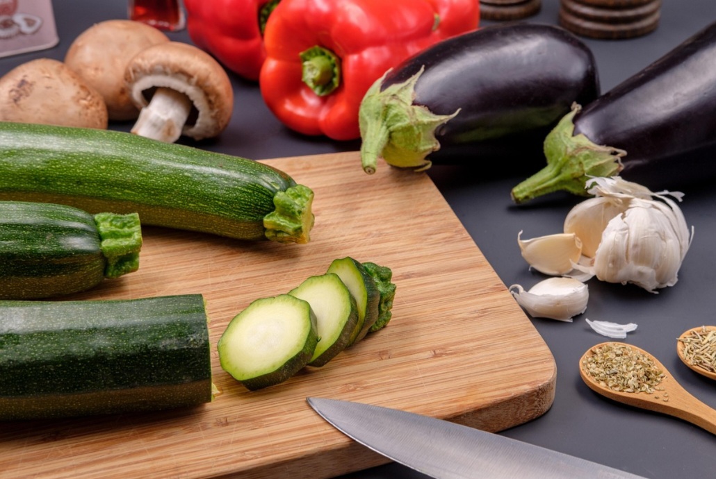 Pepino e abobrinha são vegetais parecidos na aparência, mas bem diferentes em sabor, textura, uso e até em como são consumidos.