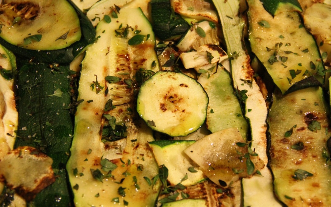 A abobrinha possui poucas calorias e é rica em água, algo que facilita o controle da fome e favorece o emagrecimento. Este legume ainda contribui para tornar a dieta mais variada, saborosa, e os pratos mais coloridos.