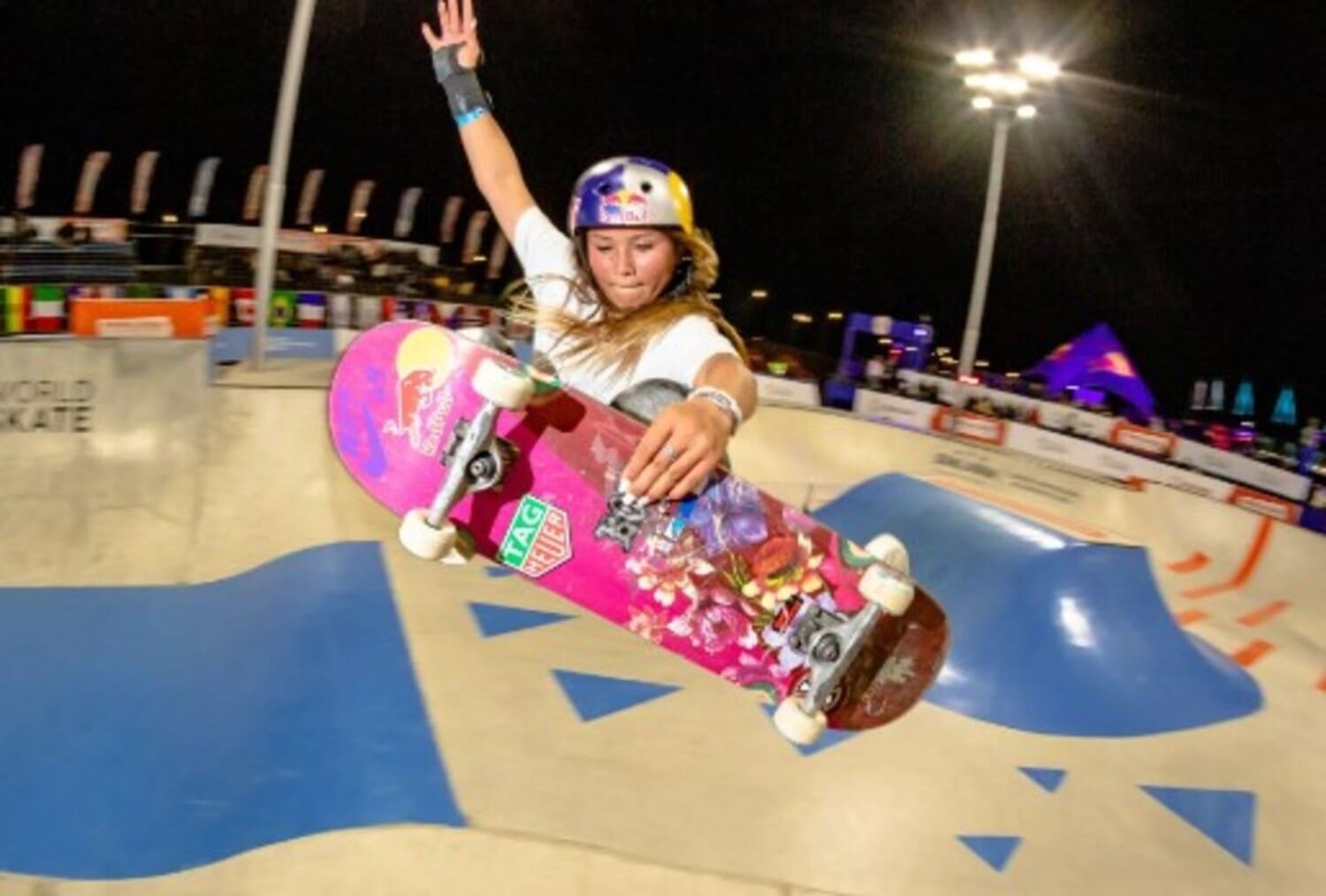 A britânico-japonesa Sky Brown sofreu uma queda grave em 2020, com traumatismo craniano e fraturas. A recuperação foi incerta. Mas com força e dedicação, voltou a competir e conquistou o bronze nas Olimpíadas de Tóquio em 2021, com apenas 13 anos. Ela é um símbolo de coragem e paixão pelo skate.
