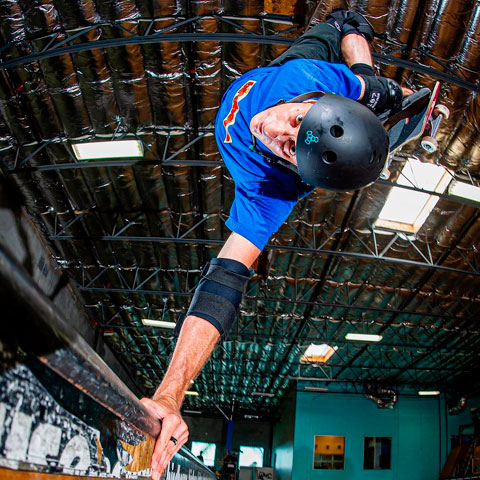 Tony Hawk foi considerado bom demais no começo dos anos 80, quando seu estilo técnico não era valorizado. Sofreu com críticas e rejeição, mas persistiu, inovou, e tornou-se o skatista mais reconhecido do mundo. O americano é  símbolo de resiliência, com impacto global. Sua fundação promove skate para comunidades carentes.
