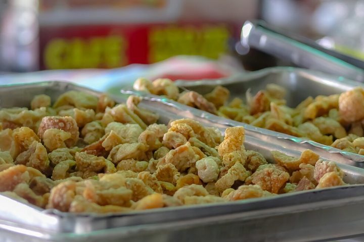 Apesar de ser uma comida saborosa, o torresmo é bastante calórico e rico em gordura saturada, por isso deve ser consumido com moderação.