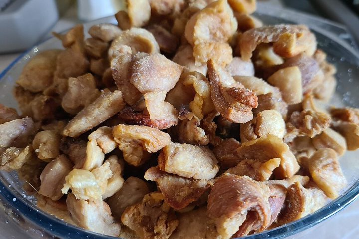 O torresmo é um petisco tradicional da culinária brasileira, feito a partir da pele do porco, geralmente com uma camada de gordura aderida. 