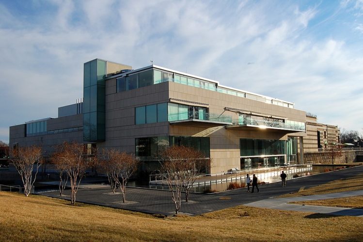 Também é um ótimo lugar para quem quer aprender mais sobre a história dos Estados Unidos. Lugares legais para visitar são o Virginia Museum of Fine Arts (VMFA), o Hollywood Cemetery (onde alguns ex-presidentes estão enterrados) e o Museu da Confederação.