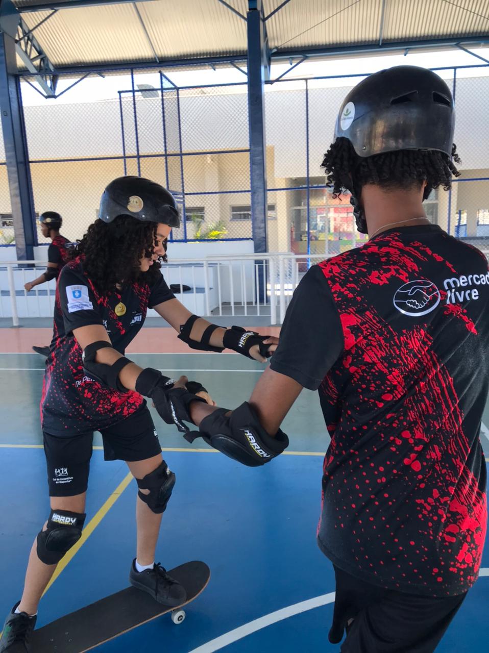 Ex-catador de latinhas, Romário de Jesus começou no esporte com uma prancha que encontrou no lixo, depois passou para o skate e hoje dá aulas para crianças e adolescentes em Lauro de Freitas (BA).
