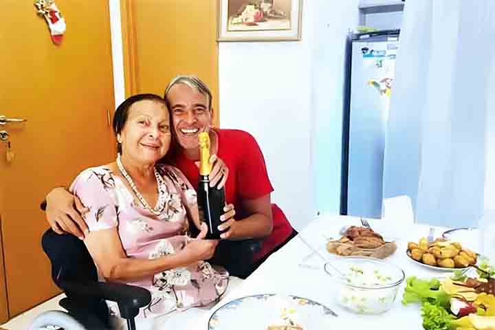 Nos últimos anos, o ator perdeu três nomes essenciais para a sua formação. Sua mãe Rosa Linda, em 2021; seu pai Tanah Corrêa, em 2023; e o amigo e mestre Zé Celso, renomado dramaturgo e fundador do Teatro Oficina.