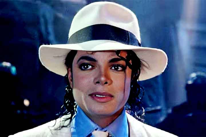 O fedora é um chapéu de feltro que ganhou popularidade no século 20, especialmente entre homens. Ele é versátil, usado em ambientes informais e formais, sendo um símbolo de estilo e sofisticação em várias partes do mundo