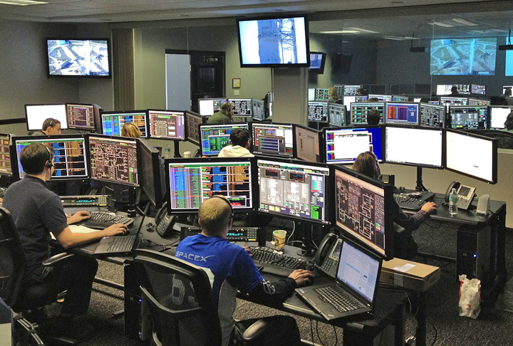 Além disso, a IA possibilita a oportunidade de aprender em qualquer lugar e a qualquer momento. Os novos sistemas de tradução produzem resultados mais precisos, dando acesso a literaturas estrangeiras e a comunicação em tempo real com estudantes e profissionais de outros países. 