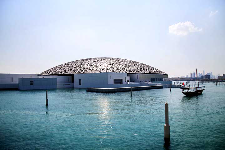 Um dos projetos mais emblemáticos dessa transformação é o Louvre Abu Dhabi, museu que nasceu de uma parceria entre os Emirados Árabes Unidos e o governo francês.