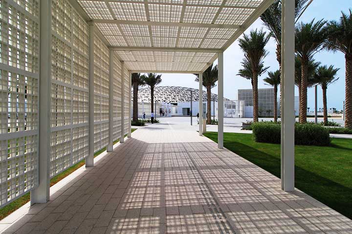 Mais do que exibir peças famosas, o museu propõe uma narrativa que conecta culturas e épocas diferentes, reforçando a ideia de que a arte é uma linguagem universal. Com essa proposta, o Louvre Abu Dhabi se tornou um marco não só para a cidade, mas para toda a região do Golfo.