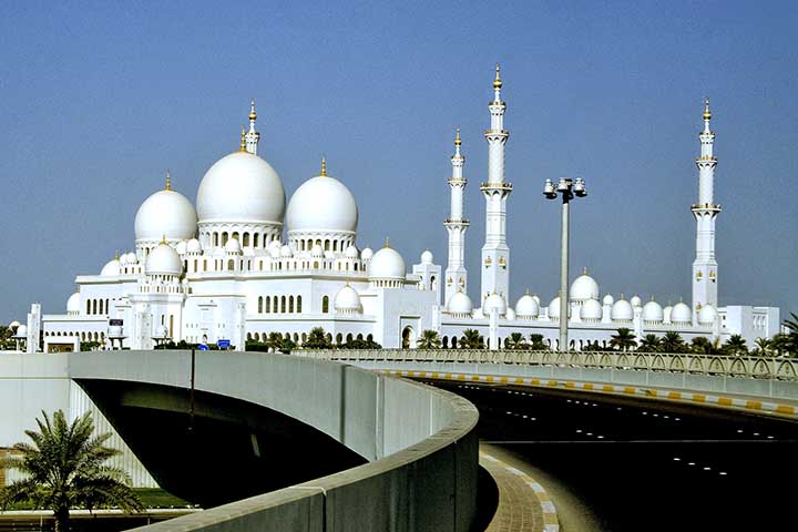 Outro ponto turístico imperdível de Abu Dhabi é a Grande Mesquita Sheikh Zayed, uma das maiores e mais belas mesquitas do mundo. Finalizada em 2007, impressiona pelo tamanho e pela riqueza de detalhes.
