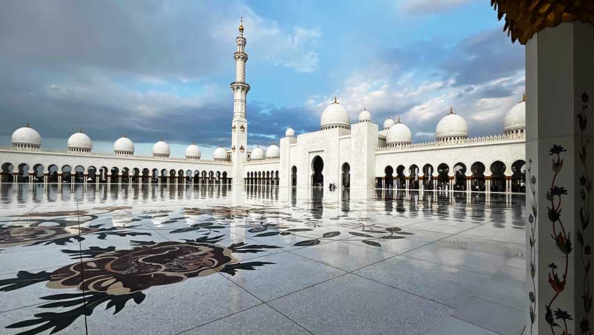 A visita é uma oportunidade única de conhecer mais sobre a fé islâmica, a cultura local e a estética árabe, que se revela em cada mosaico.