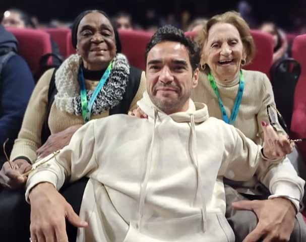 Mas é justamente nesse equilíbrio entre vida amorosa livre e uma carreira multifacetada que Caio Blat construiu uma trajetória artística sólida e fascinante.