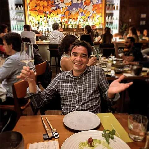 Aos 45 anos, Caio vive uma fase de reinvenção. Livre dos contratos longos, mergulha cada vez mais naquilo que o motiva: contar histórias, causar reflexões e viver o amor de forma leve.