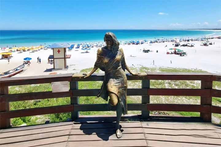 Com 40 km de extensão, a Praia Grande se destaca pela beleza e infraestrutura. Suas águas cristalinas, que variam entre azul-turquesa e verde-esmeralda, contrastam com a areia branca e fina.