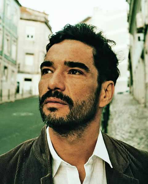 Muito antes de se consagrar como um dos atores mais respeitados de sua geração, Caio Blat, que completou 45 anos no último dia 2 de junho, já chamava atenção nos bastidores por uma característica que sempre o acompanhou: a intensidade. 