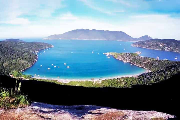 A trilha é também o caminho para a paradisíaca Praia do Forno, que pode ser acessada de barco por quem preferir evitar a caminhada. Um passeio imperdível!