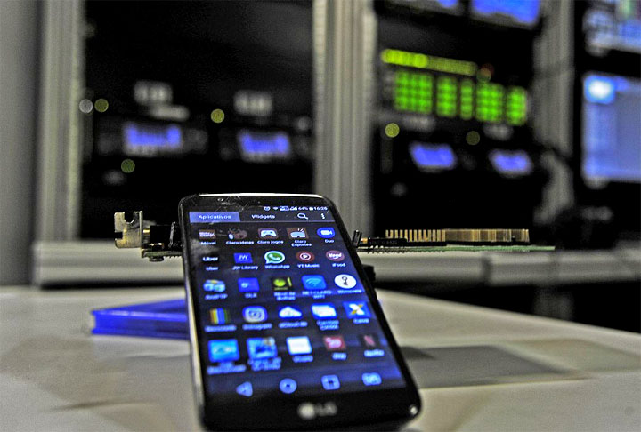 Esses tipo de aprendizado também cria um abismo entre quem tem recursos para acessar a tecnologia e os grupos desfavorecidos  que possuem menos aparelhos e estão menos conectados à internet.