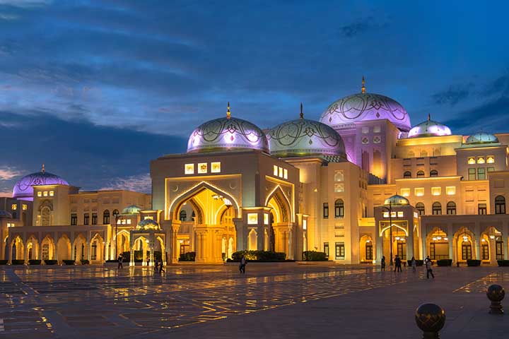 Por outro, valoriza sua herança cultural e religiosa, promovendo uma identidade forte e autêntica. A convivência harmoniosa entre esses dois mundos faz de Abu Dhabi um destino fascinante, onde o passado e o futuro caminham lado a lado.