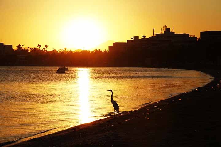 Suas águas extremamente salgadas atraem visitantes em busca de paisagens únicas. Recentemente, ganhou destaque com o selo internacional Bandeira Azul, conferido a duas de suas praias, por atenderem a rigorosos padrões ambientais e de qualidade turística.