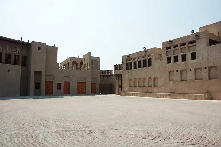 Ao apostar em projetos como o Louvre Abu Dhabi e a Grande Mesquita Sheikh Zayed, a capital dos Emirados Árabes reforça seu papel como centro cultural e turístico de destaque no continente. 