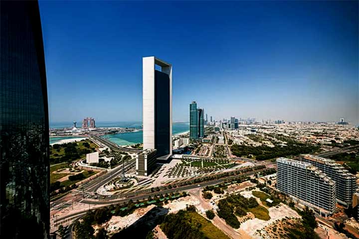 Mas Abu Dhabi vai muito além de um arranha-céu inclinado. A cidade tem investido pesadamente em infraestrutura, arte e cultura para diversificar sua economia e reduzir a dependência do petróleo.