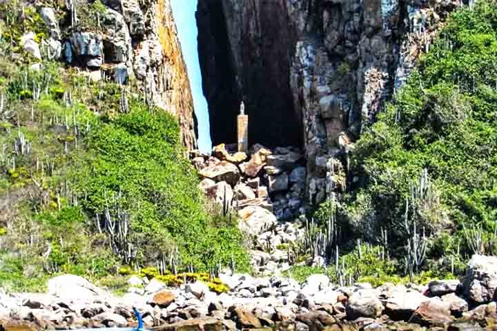 Começando por um dos pontos mais emblemáticos de Arraial do Cabo, a Fenda de Nossa Senhora. Ela combina beleza natural, espiritualidade e lenda. Formada por rochas imponentes, é um lugar de contemplação e fé, onde, segundo a tradição, pescadores viram a imagem da Virgem Maria surgir durante uma tempestade.