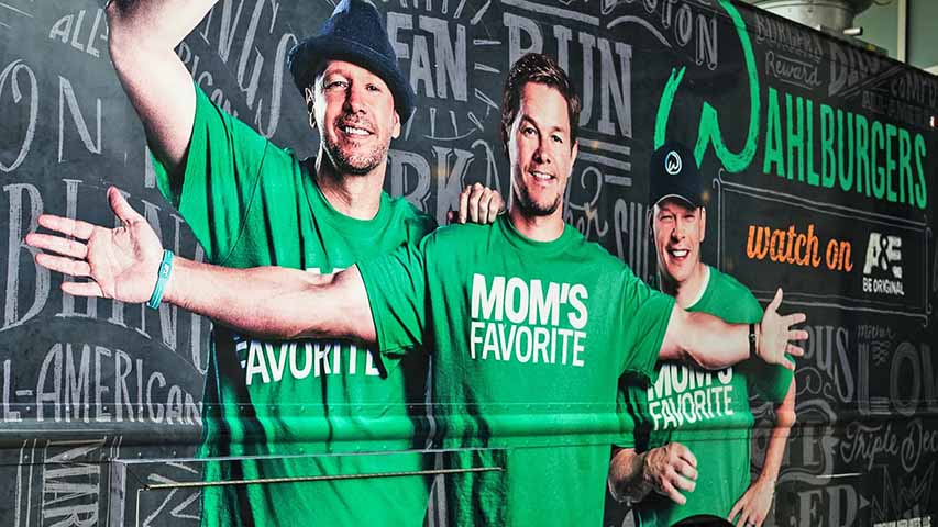 Empreendedor nato, o ator também investiu em outras áreas, como a cadeia de hambúrgueres Wahlburgers, fundada com seus irmãos Donnie e Paul.