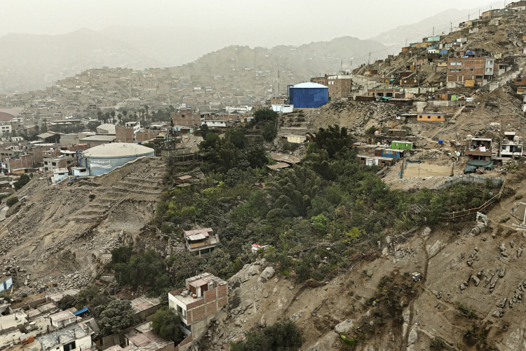 Vista a&eacute;rea de "La Selva Escondida", no distrito de San Juan de Lurigancho, nos arredores de Lima. Em uma encosta de um dos bairros mais pobres e &aacute;ridos de Lima, destaca-se uma exuberante floresta cultivada h&aacute; anos pela migrante ind&iacute;gena Esther Rodr&iacute;guez e a fam&iacute;lia dela, que inclui mais de cem esp&eacute;cies de &aacute;rvores frut&iacute;feras, plantas medicinais e &aacute;rvores nativas