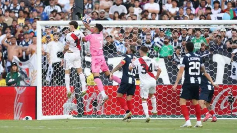 Jogo extremamente faltoso termina no 0 a 0 no Rose Bowl, em LA, palco do tetra; chave pode ser definida nos cartões amarelos