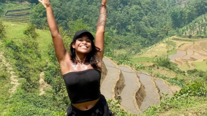 Equipe de resgate localizou jovem brasileira que desapareceu em trilha de turismo. Buscas seguem nesta segunda, 23