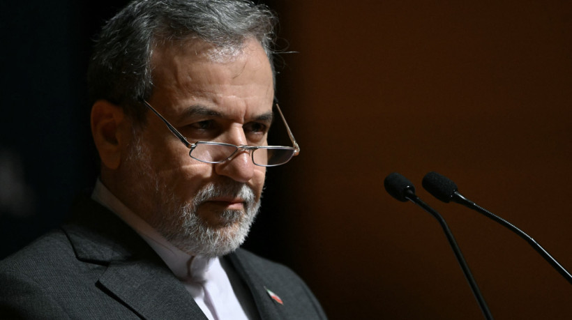 O ministro das Relações Exteriores do Irã, Abbas Araghchi, durante uma coletiva de imprensa no Centro de Congressos Lutfi Kırdar, à margem da 51ª sessão do Conselho de Ministros das Relações Exteriores da Organização de Cooperação Islâmica (OCI), em Istambul, em 22 de junho de 2025