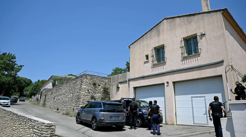 Agentes de segurança protegem perímetro perto do local de um tiroteio fatal ocorrido durante festa de casamento em Goult, no departamento de Vaucluse, no sul da França, em 22 de junho de 2025. Homens armados e mascarados abriram fogo contra uma festa de casamento, matando duas pessoas, incluindo a noiva, e ferindo outros três participantes, enquanto os noivos saíam na madrugada de 22 de junho