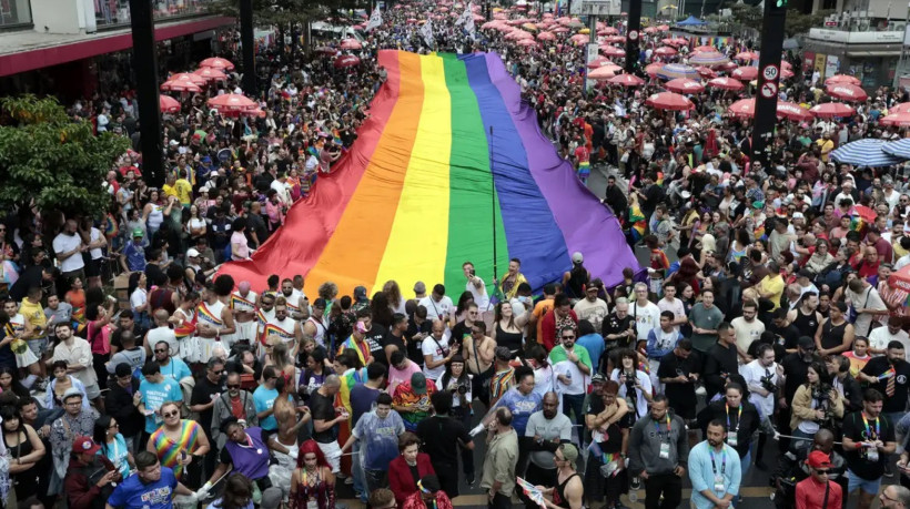 Maior evento LGBT+ do mundo, Parada de SP reúne milhões e discute envelhecimento, famílias trans e o direito de viver com dignidade na velhice