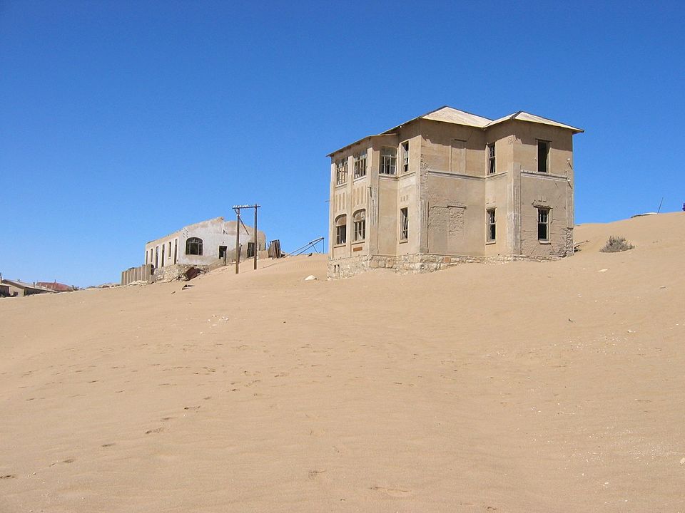Kolmanskop (Namíbia) - Construída por alemães em 1908, a 10 km da cidade portuária de Lüderitz. O objetivo era a exploração de diamantes. Em 1917, era responsável por 12% da produção de diamantes no mundo. 