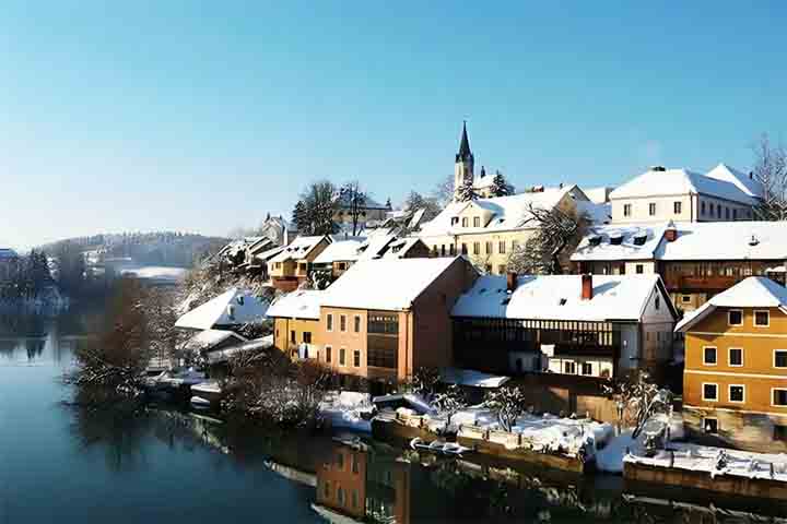 Após tornar-se independente, o país passou por importantes reformas que aceleraram seu desenvolvimento. Em 2004, a Eslovênia passou a fazer parte da União Europeia.
