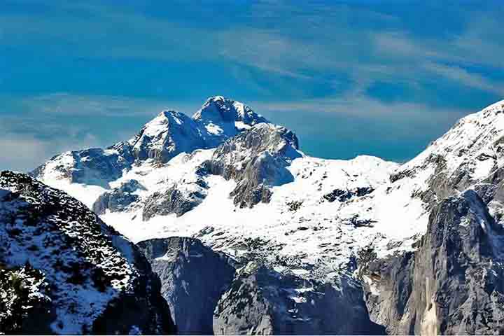 O país é formado por extensas montanhas e também possui um pequeno trecho litorâneo banhado pelo Mar Adriático.
