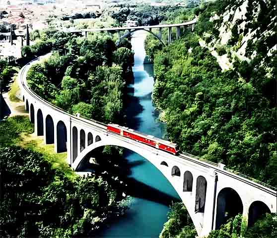 Mais da metade do território esloveno é composto por florestas preservadas, uma característica marcante dessa pequena nação. Isso faz o país ser elogiado internacionalmente por suas práticas de sustentabilidade.
