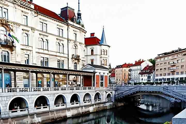 Liubliana é uma cidade muito arborizada e com vida acadêmica e cultural intensas. Shows ao ar livre, além de espetáculos de ópera e balé, costumam constar na programação da capital eslovena.
