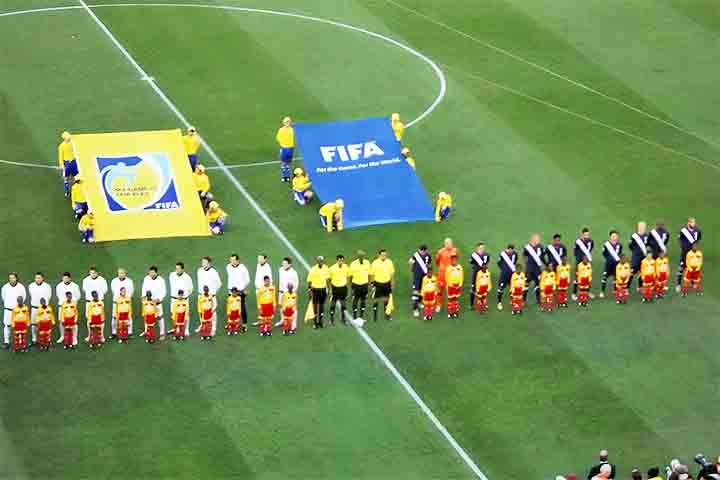 Os esportes prediletos dos eslovenos são o basquete e o futebol. Desde sua independência, o país participou das Copas do Mundo de futebol duas vezes, em 2002 e 2010. Os esportes de neve também são populares por lá.