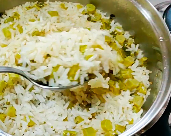 Arroz de talos: os talos de vegetais, como couve, brócolis, espinafre, agrião etc. além de serem muito nutritivos, fonte de diversas vitaminas, podem se tornar muito saborosos quando utilizados em caldos, omeletes ou neste arroz, o qual é preparado na forma de um risoto (à base de caldo de legumes, carne, etc.) e servido com queijo parmesão ralado por cima.