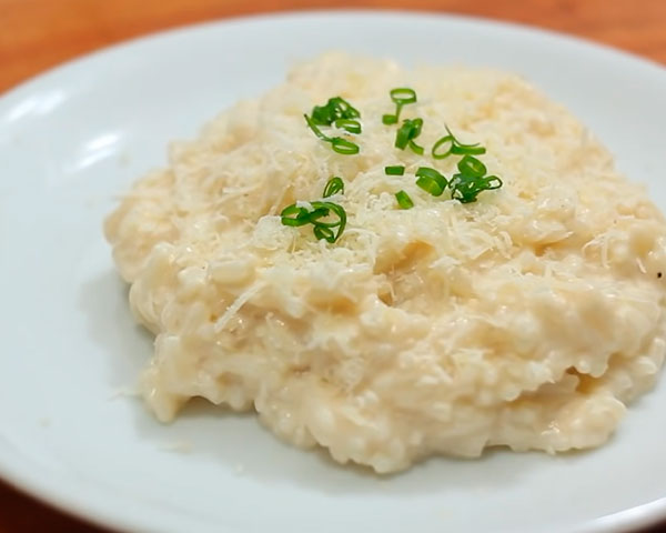 Arroz piamontese: esta receita é perfeita para quem tem arroz cozido na geladeira, pois é feita tradicionalmente com o arroz dormido. Muito simples e fácil de fazer, basta apenas arroz, champignons, queijo muçarela, creme de leite e vinho branco seco. 