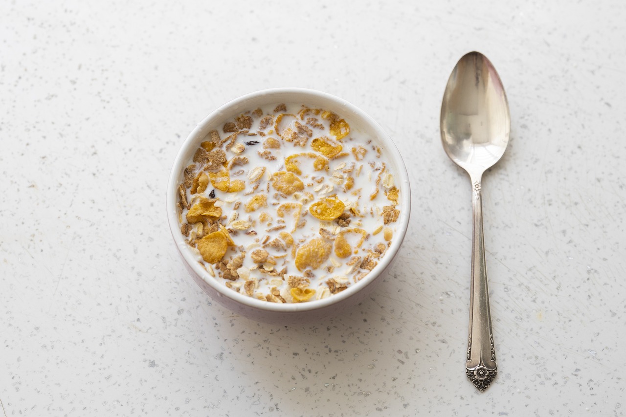 A aveia em grãos é forma mais pura e integra deste alimento, que pode ser cozido como cereal ou usado em granola. 