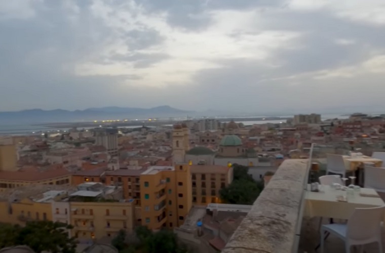 Cagliari, a capital da Sardenha, é outro destino importante para quem deseja mergulhar na história da ilha. O centro histórico, conhecido como Castello, é uma área pitoresca composta por ruas de paralelepípedo, com um patrimônio que remonta aos tempos fenícios, romanos e cartagineses.