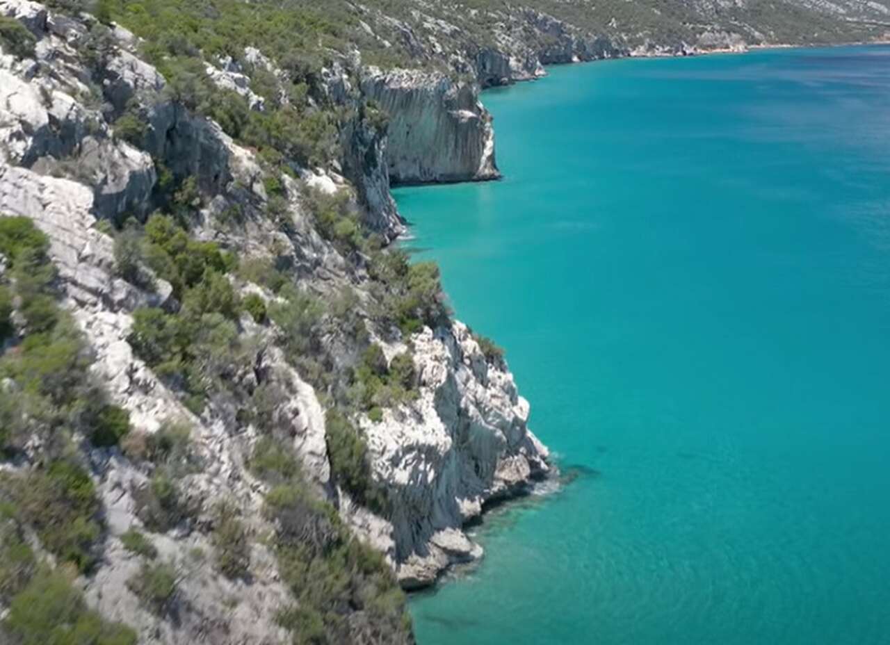 Com suas águas cristalinas e formações rochosas impressionantes, Cala Luna é uma das praias mais icônicas da Sardenha. Este paraíso escondido, acessível apenas por barco ou por uma trilha desafiadora, é ideal para nadar, praticar snorkeling e admirar a beleza intocada da natureza.