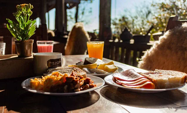 Não é só de flores belíssimas e cultura holandesa que vive Holambra. A cidade também produz uma cachaça no Rancho da Cachaça, que é também pousada e restaurante. Desde o século XX, a família do rancho plantava laranjas e cana de açúcar para comercialização. 
