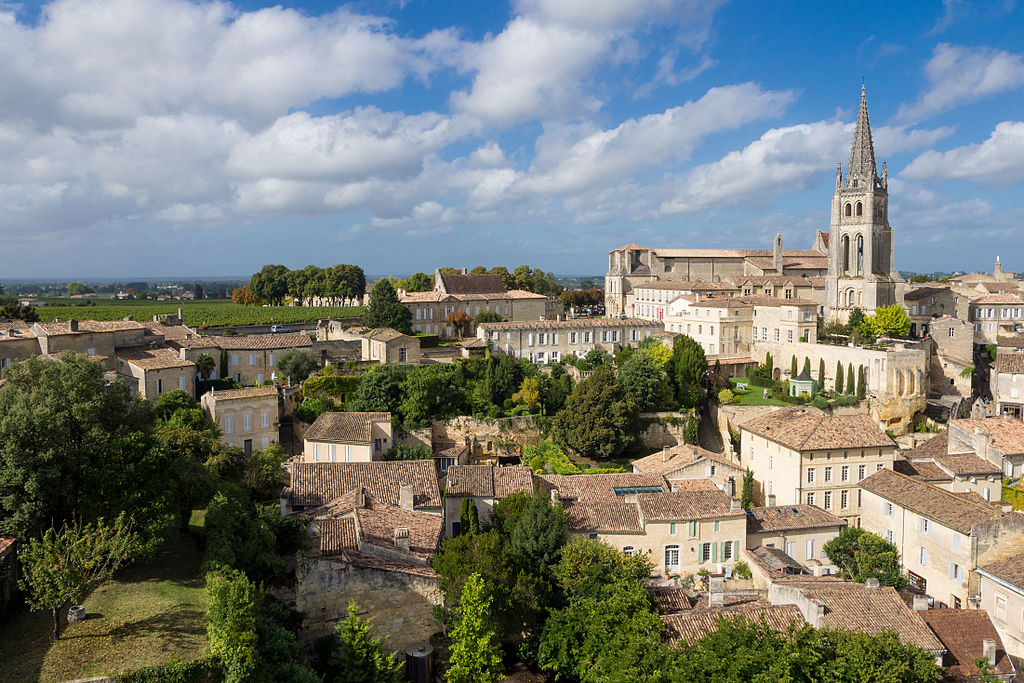 Saint-Émilion (França) - Fica na região de Nova Aquitânia. Fundada no século 8, além da arquitetura medieval, destaca-se pela produção de vinho. Tem cerca de 2,5 mil residentes. 